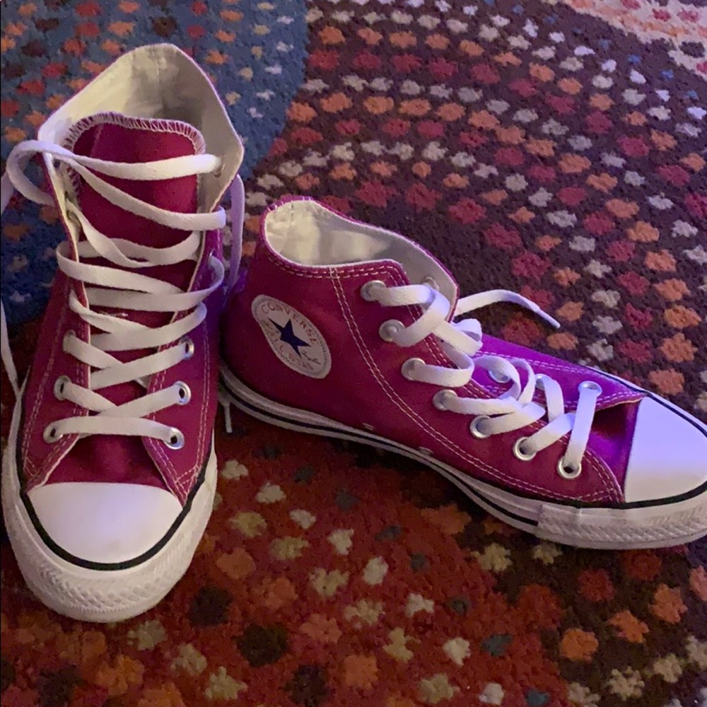Women size 7 Converse. Cute and practically new!